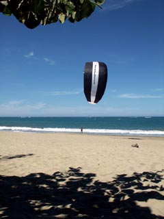 Kiten am Strand von Cabarete